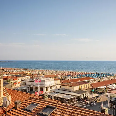 Marea • Luxury Rooftop On The Promenade, Apartman Viareggio